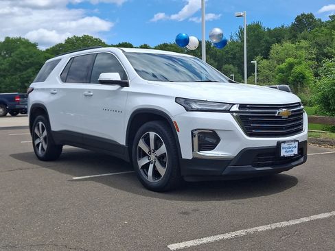 Used 2023 Chevrolet Traverse LT w/ LT Premium Package AWD/4WD image 4