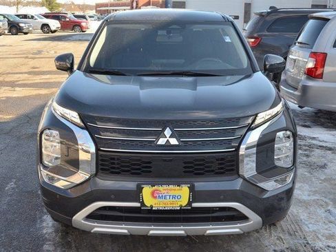 Used 2024 Mitsubishi Outlander SE image 3