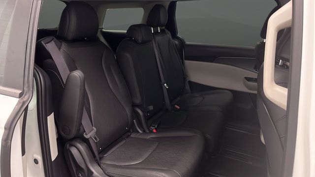 Used 2024 Kia Carnival LX FWD image 24