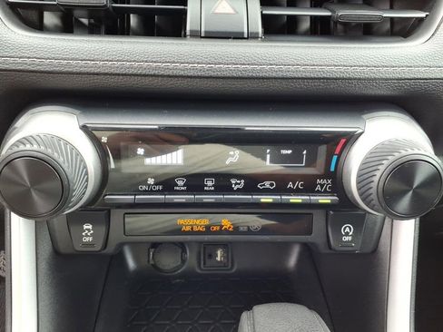 Used 2019 Toyota RAV4 LE AWD/4WD image 8