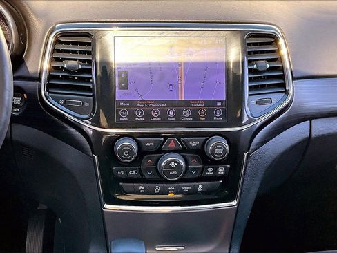 Used 2019 Jeep Grand Cherokee Laredo image 12