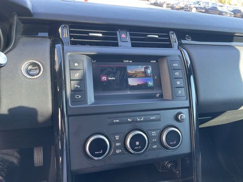 Used 2017 Land Rover Discovery SE image 15