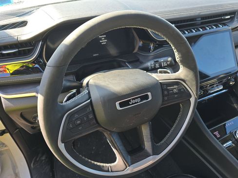 Used 2023 Jeep Grand Cherokee Limited image 16