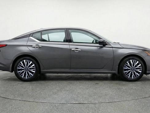 Used 2025 Nissan Altima 2.5 SV image 11