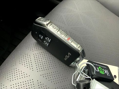 Certified 2024 Kia Carnival EX image 13