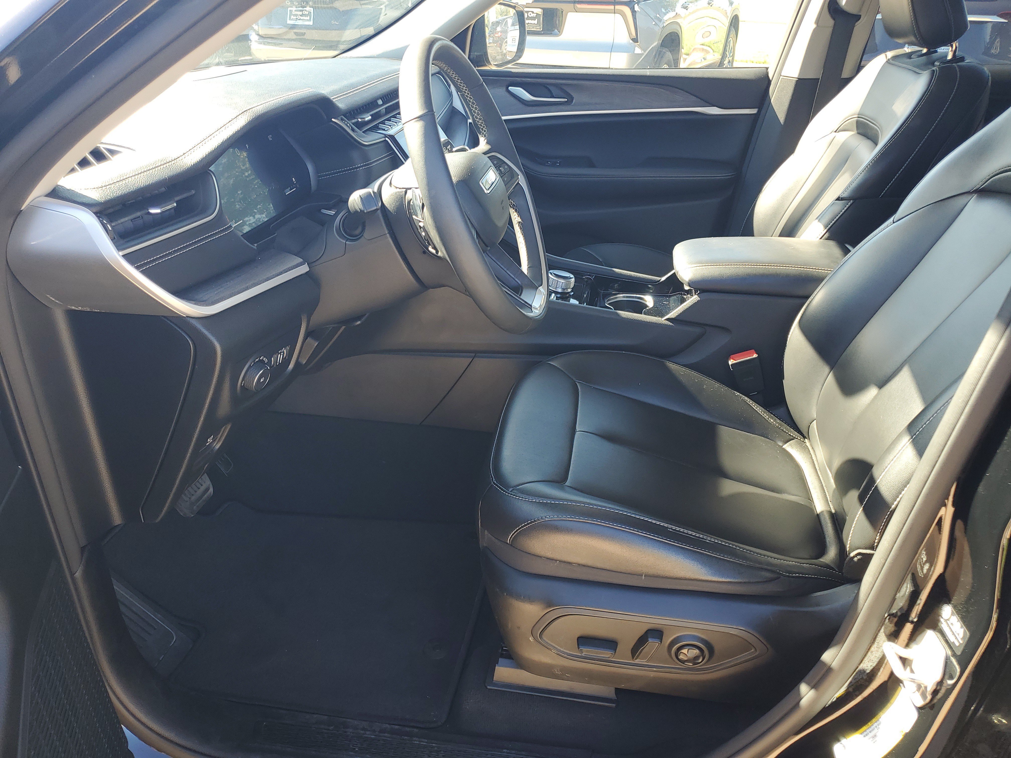 Used 2023 Jeep Grand Cherokee Limited AWD/4WD image 4