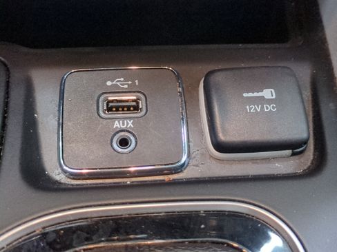 Used 2019 Jeep Cherokee Limited image 24