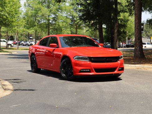 Used 2022 Dodge Charger SXT w/ Driver Convenience Group RWD image 2