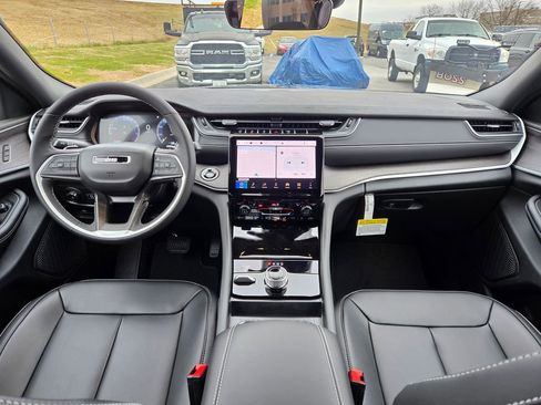New 2025 Jeep Grand Cherokee Limited image 16
