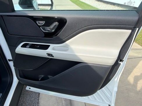 Used 2025 Lincoln Aviator 2WD image 42