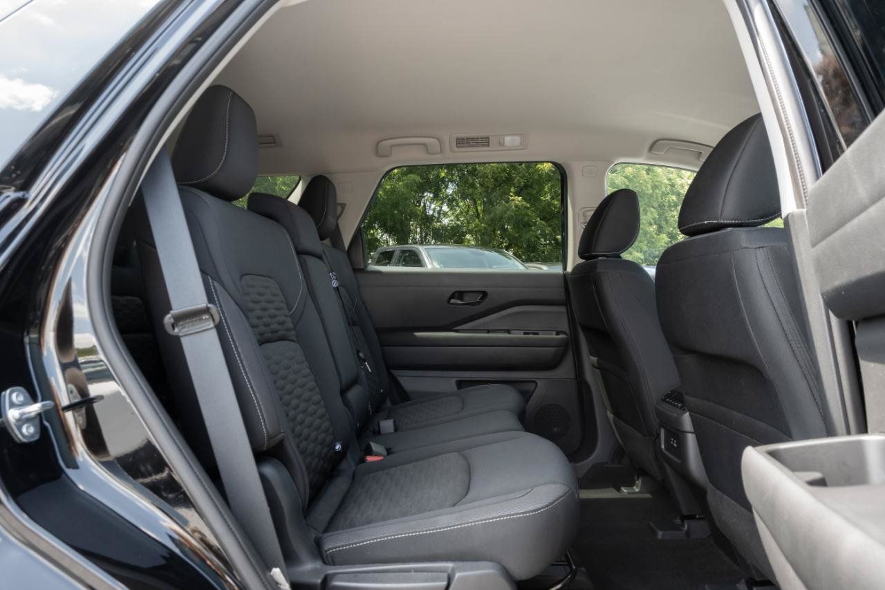 Used 2024 Nissan Pathfinder SV w/ Black Appearance Package AWD/4WD image 28