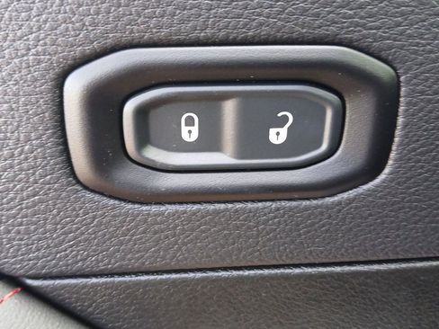 Used 2024 Jeep Wrangler Unlimited Rubicon w/ Capability Package image 10