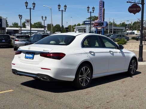 Used 2022 Mercedes-Benz E 350 4MATIC Sedan image 5