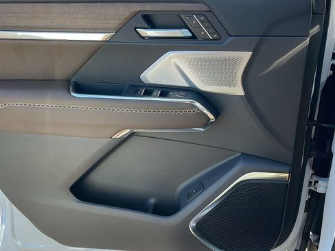 New 2026 GMC Acadia Denali Ultimate w/ LPO, Floor Liner Package AWD/4WD image 26