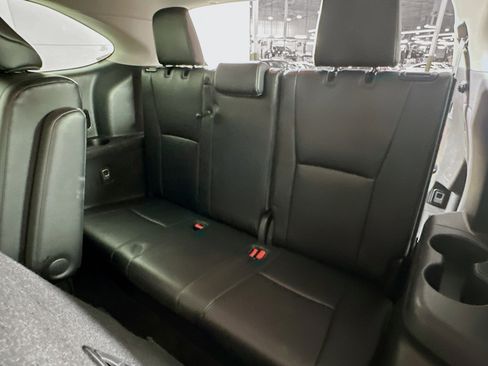 Used 2024 Toyota Highlander XLE FWD image 29