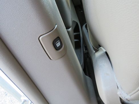 Used 2013 Chrysler Town & Country Touring image 15