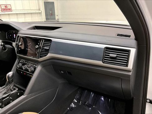 Used 2022 Volkswagen Atlas Cross Sport SE FWD image 19