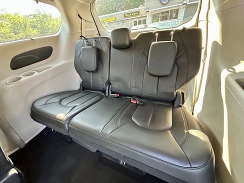 Used 2020 Chrysler Pacifica Touring-L image 14