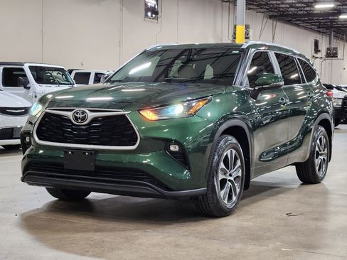 Used 2023 Toyota Highlander XLE FWD image 4