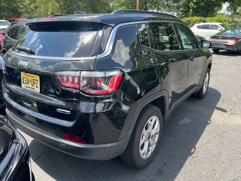 Used 2025 Jeep Compass Latitude w/ Sun & Sound Group AWD/4WD image 7