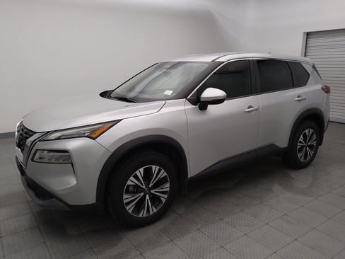 Used 2022 Nissan Rogue SV image 2