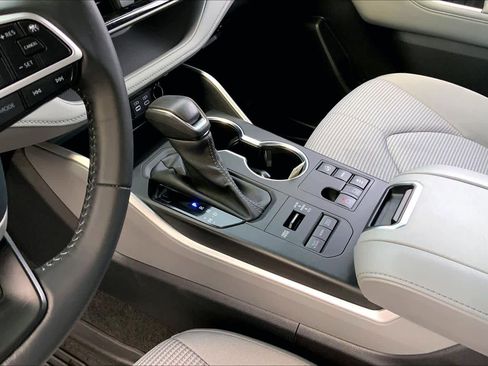 Used 2024 Toyota Highlander LE image 16