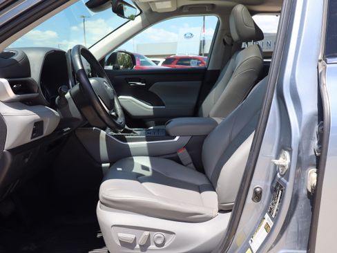 Used 2022 Toyota Highlander XLE AWD/4WD image 10