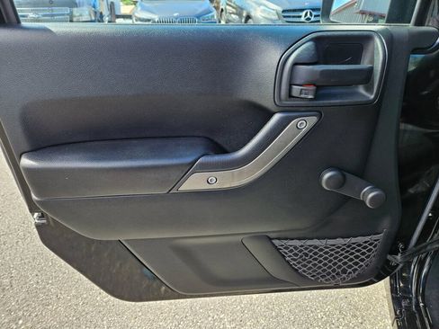 Used 2016 Jeep Wrangler Sport w/ Connectivity Group AWD/4WD image 12