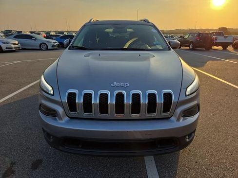 Used 2017 Jeep Cherokee Latitude w/ Safety/Convenience Group FWD image 5