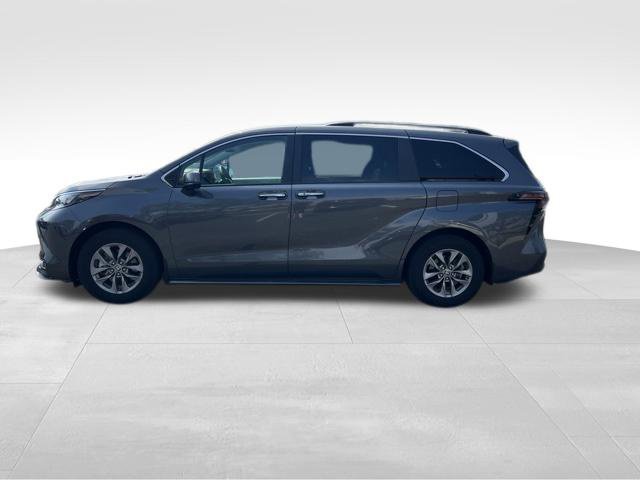 Used 2025 Toyota Sienna XLE w/ XLE Plus Package FWD image 4