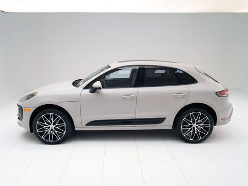 Certified 2026 Porsche Macan AWD/4WD image 2