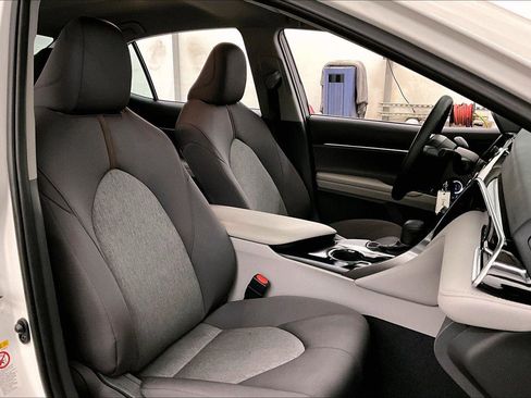 Used 2018 Toyota Camry LE image 7