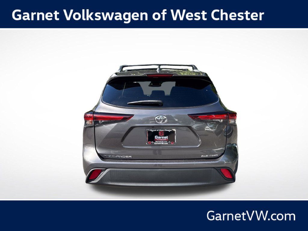 Used 2024 Toyota Highlander XLE AWD/4WD image 4