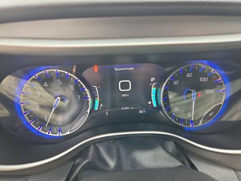 Used 2024 Chrysler Pacifica Touring-L FWD image 14