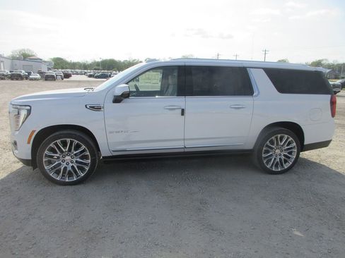 New 2026 GMC Yukon XL Denali w/ Denali Reserve Package image 7