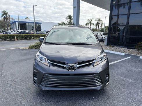 Used 2019 Toyota Sienna XLE w/ XLE Navigation Package image 3