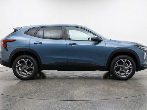 Used 2025 Chevrolet Trax LT FWD image 9