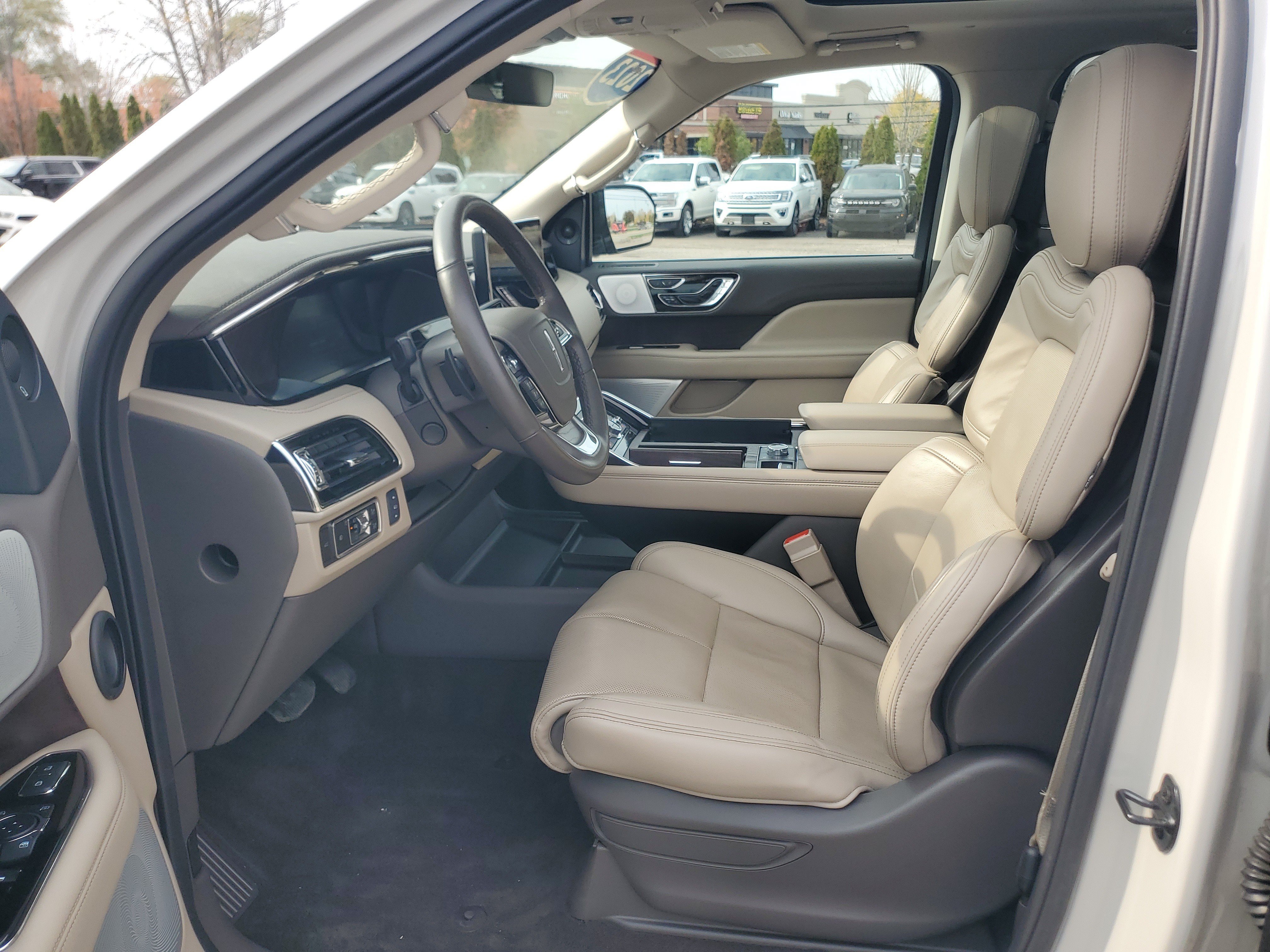 Used 2023 Lincoln Navigator L Reserve AWD/4WD image 12