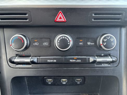 Used 2023 Kia Carnival LX FWD image 19