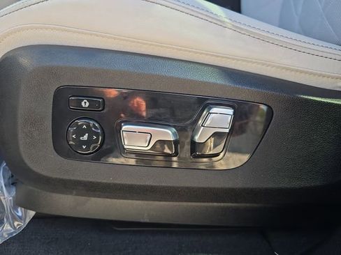 Used 2025 BMW X5 xDrive40i AWD/4WD image 16