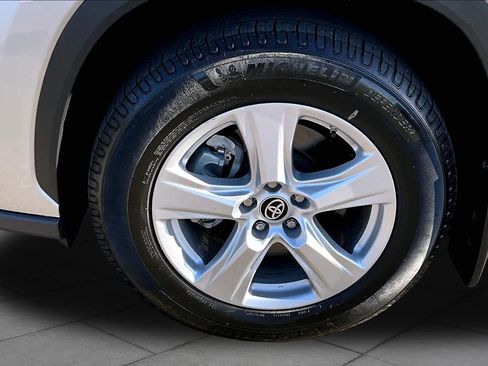 Used 2021 Toyota Highlander LE AWD/4WD image 10