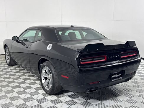 Used 2016 Dodge Challenger SXT image 7
