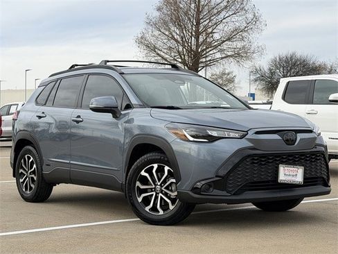 Used 2024 Toyota Corolla Cross SE image 3