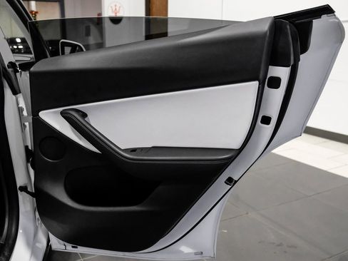 Used 2022 Tesla Model Y Long Range image 44