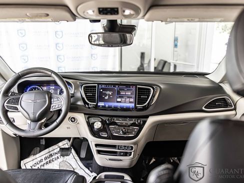Used 2022 Chrysler Pacifica Touring-L image 37