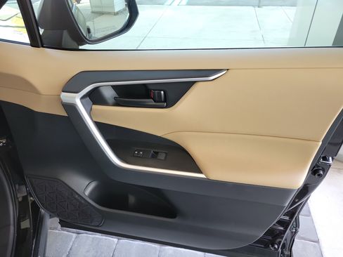 Certified 2025 Toyota RAV4 LE image 29