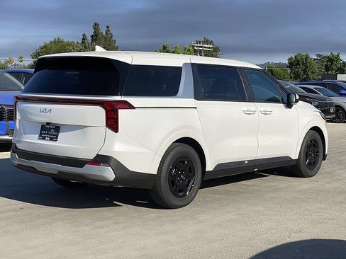 New 2026 Kia Carnival FWD image 3