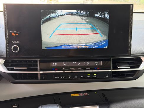 Used 2025 Toyota Sienna XLE FWD image 15