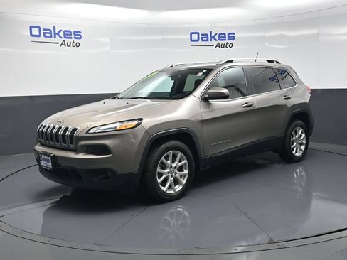 Used 2017 Jeep Cherokee Latitude w/ Cold Weather Group FWD image 3