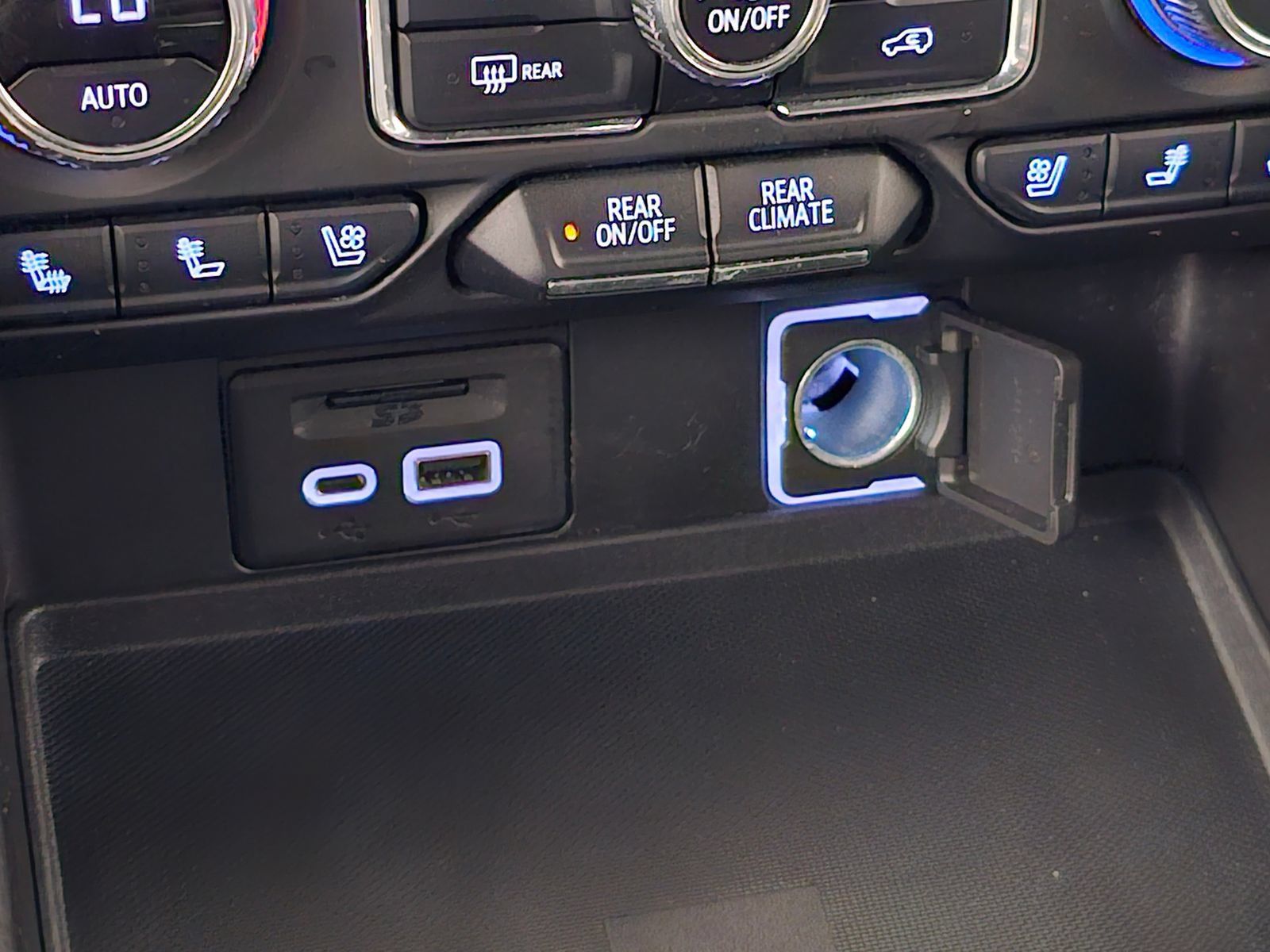 Used 2021 GMC Yukon AT4 w/ Rear Media and Nav Package AWD/4WD image 13